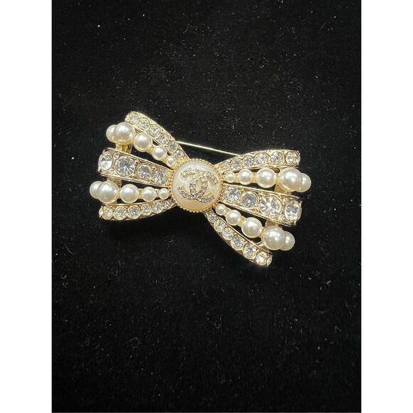 ⚡EVERYTHING MUST GO⚡ Cc brooch pin faux pearls chanel crystals gold tone - Picture 1 of 8